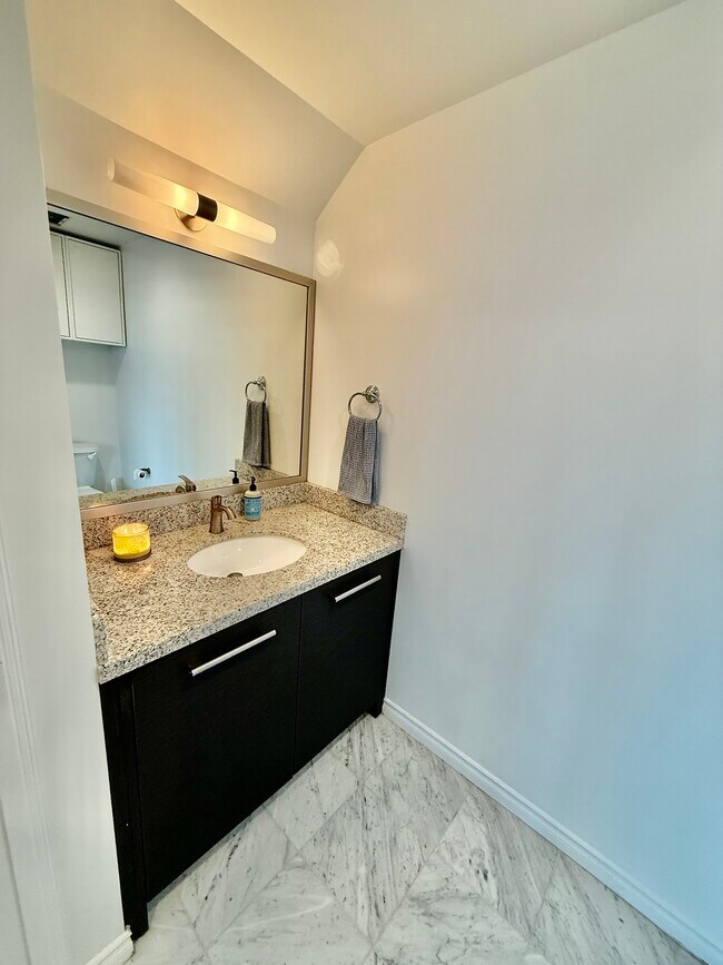 Building Photo - 1431 Pacific Hwy