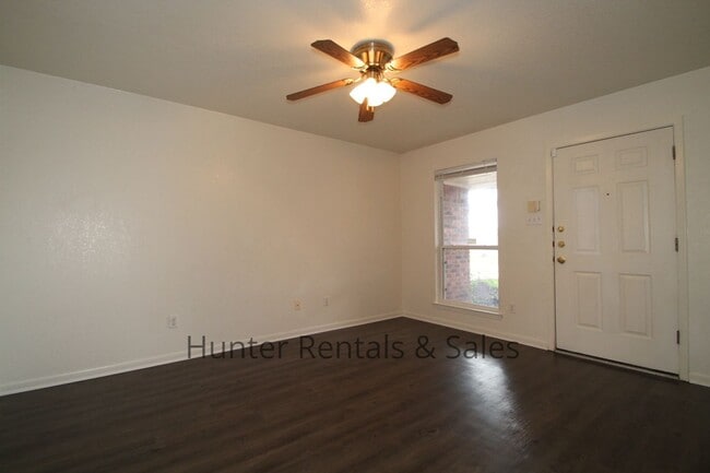 Building Photo - Heights Duplex!