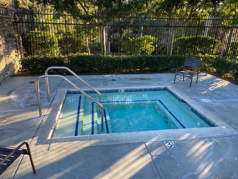 Building Photo - 5 Sandpebble