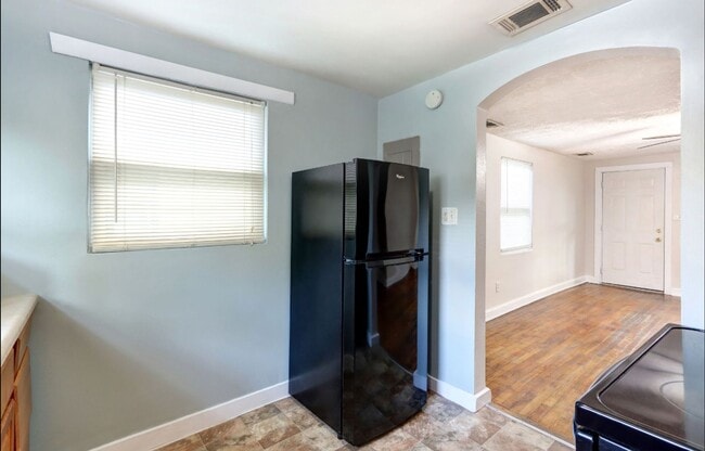 Building Photo - Carriage House apartment, near downtown, w...