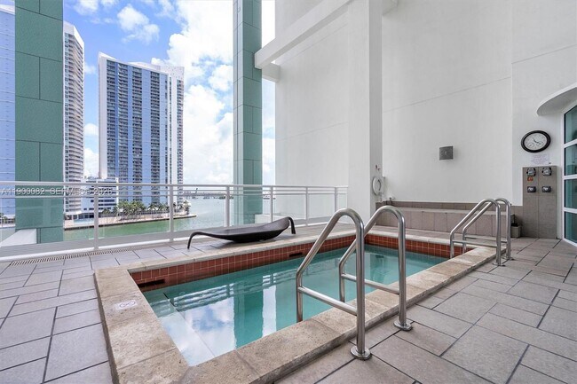 Building Photo - 900 Brickell Key Blvd
