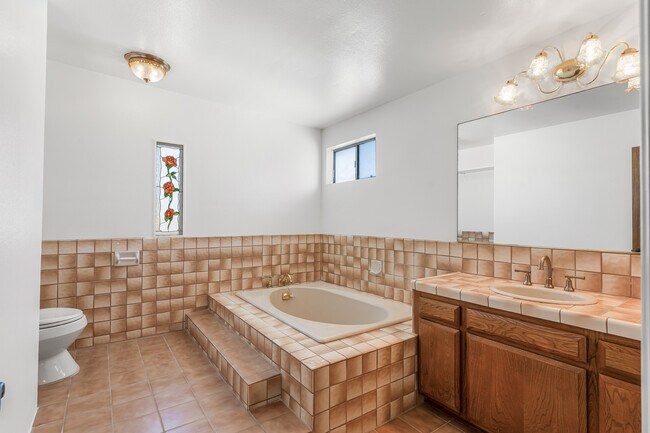Building Photo - 221 Rossmore Dr