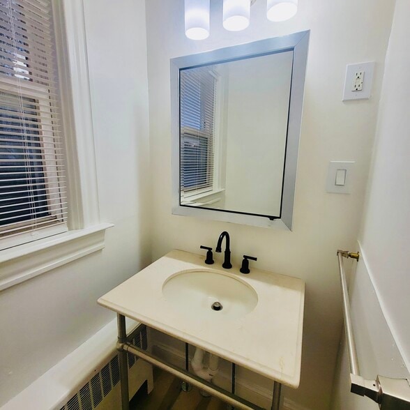 Building Photo - 19 Vale St