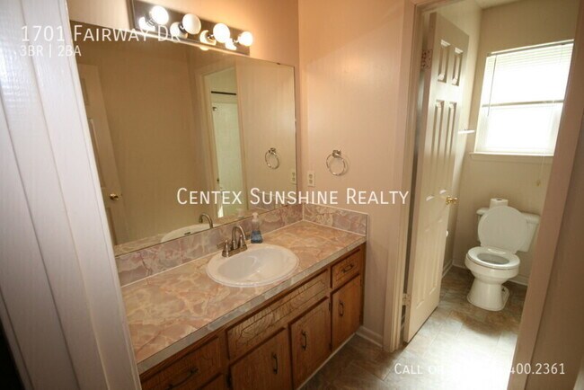 Building Photo - 1701 Fairway Dr