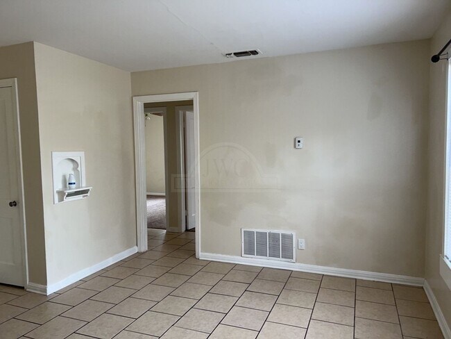 Building Photo - 1807 Poage Ave