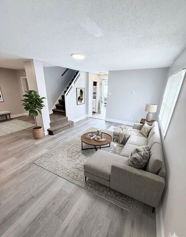 Building Photo - 4 Bed, 1 Bath Row home - Section 8 Approved