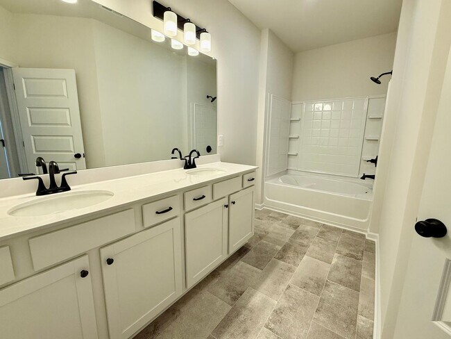 Building Photo - New Corner Unit Townhome in Cartersville