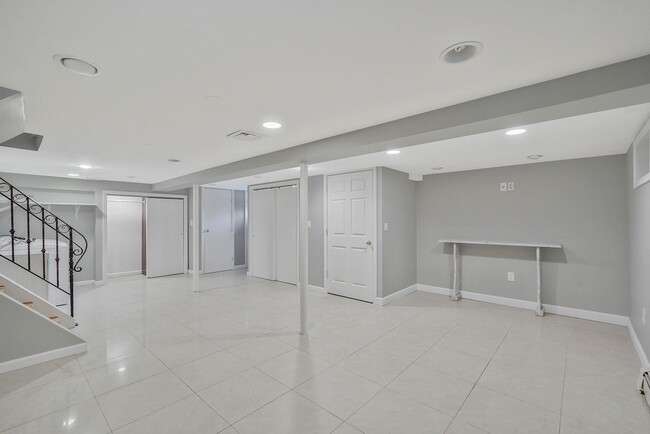 Building Photo - 1072 Hicksville Rd