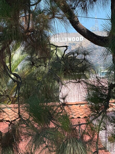 Building Photo - 2222 N Beachwood Dr