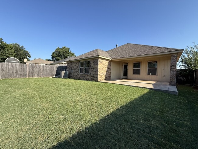 Building Photo - 4405 W Country Club Dr