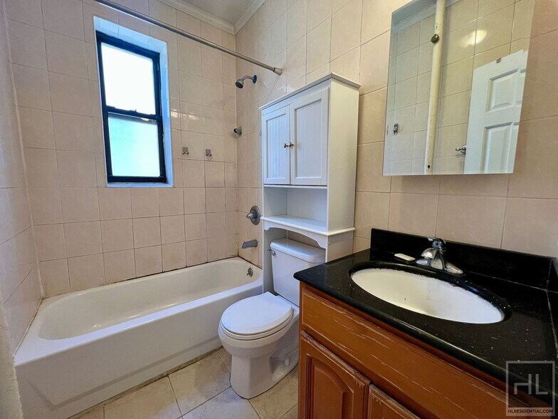 Building Photo - 2-Bedroom 1-Bathroom in an amazing Astoria  Location