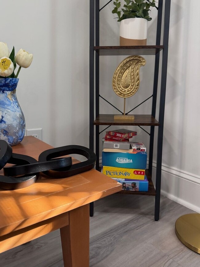 Building Photo - Furnished 2 bed 1 Bath Home