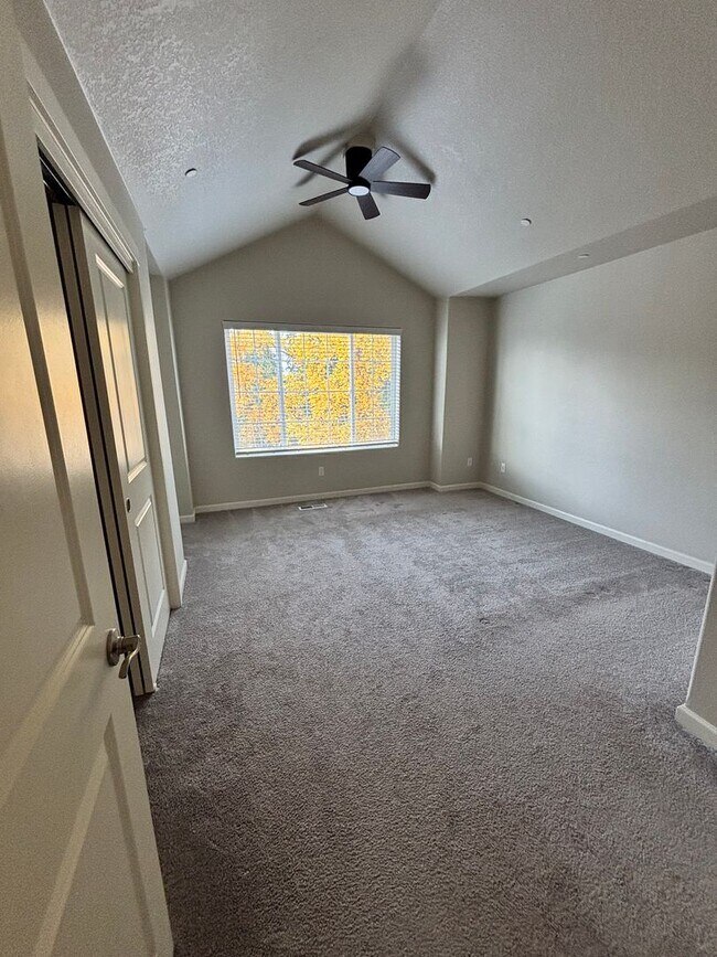 Building Photo - River Terrace townhome $500.00 off first month of rent!