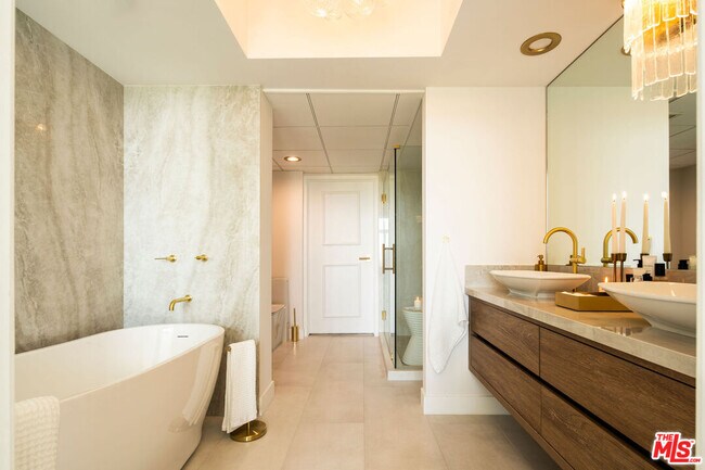 Building Photo - 13700 Marina Pointe Dr