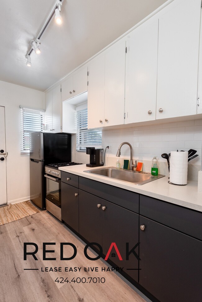 Primary Photo - Stylish One Bedroom, Ready for Move-In, Fe...