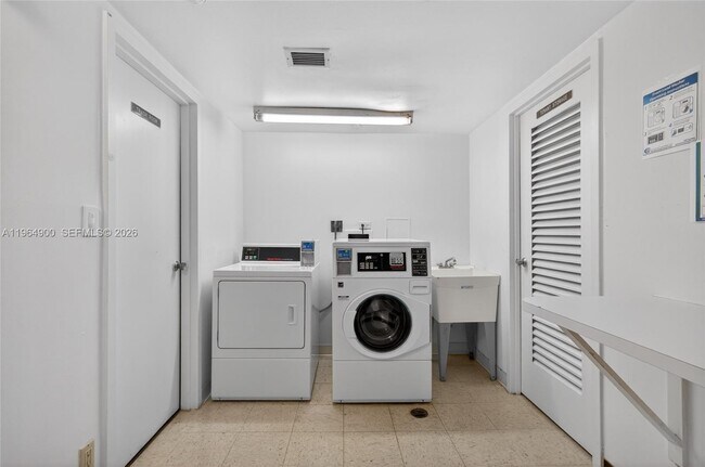 Building Photo - 20379 W Country Club Dr