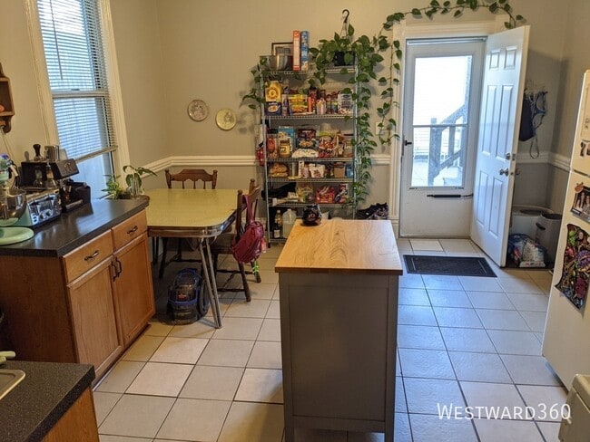 Building Photo - 3642 N Damen Ave