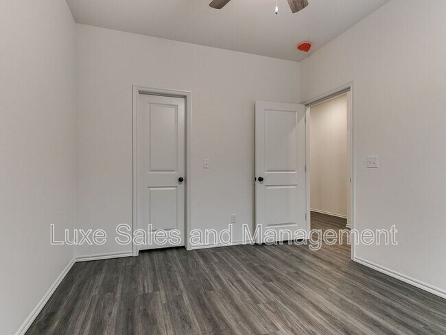 Building Photo - 10908 Oak Holw Ln