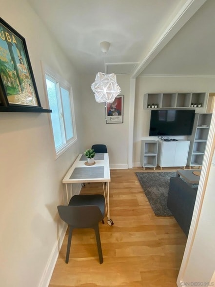 Building Photo - 424 W University Ave