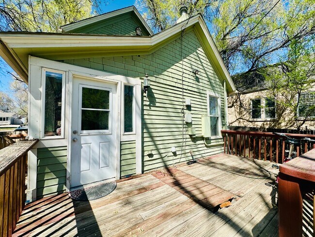 Building Photo - Charming 3 bedroom Victorian home!