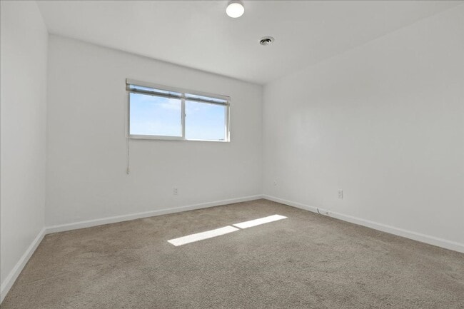 Building Photo - Upper Seaside four bedroom and two bath