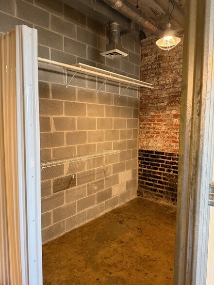Building Photo - 201 Hull St