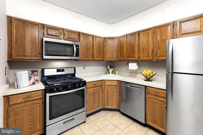 Building Photo - 14 Cheverny Ct