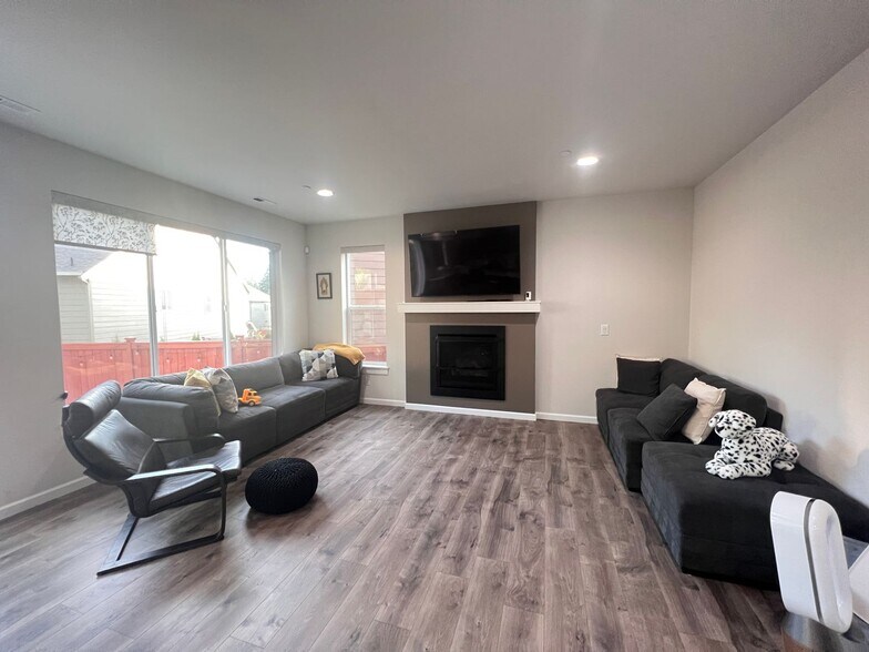 Building Photo - Beautiful Bothell Home!