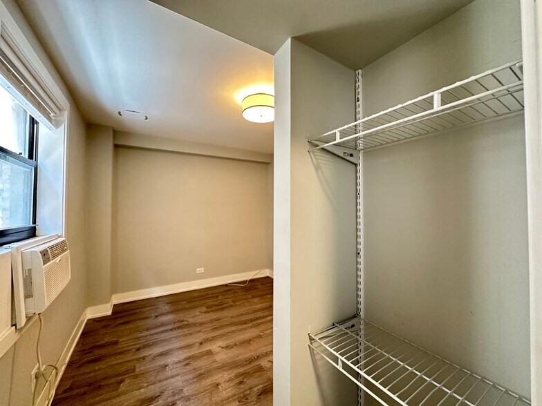 Building Photo - 510 W Belmont Ave