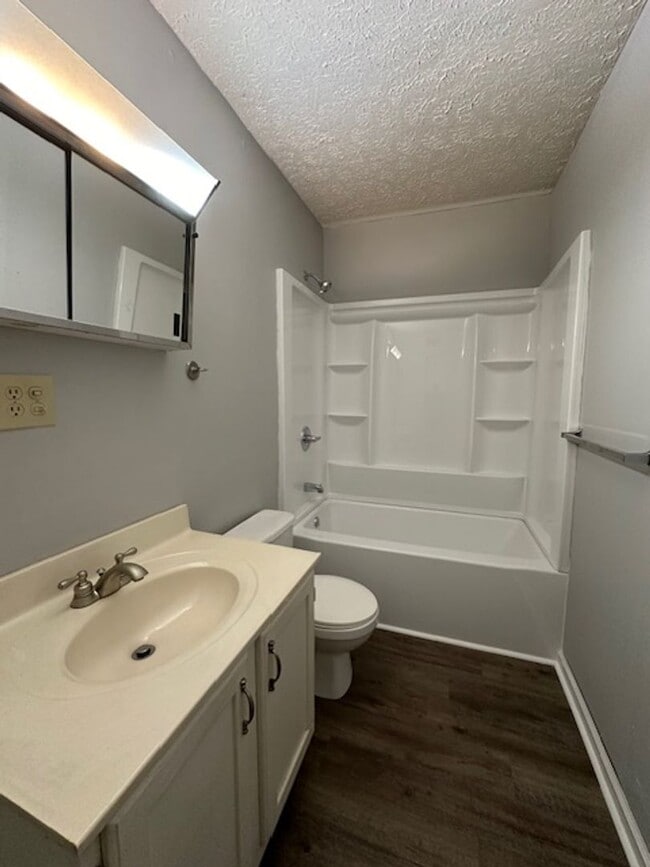 Building Photo - 1 Bedroom, 1 bath Ground level Apt, Kingsp...