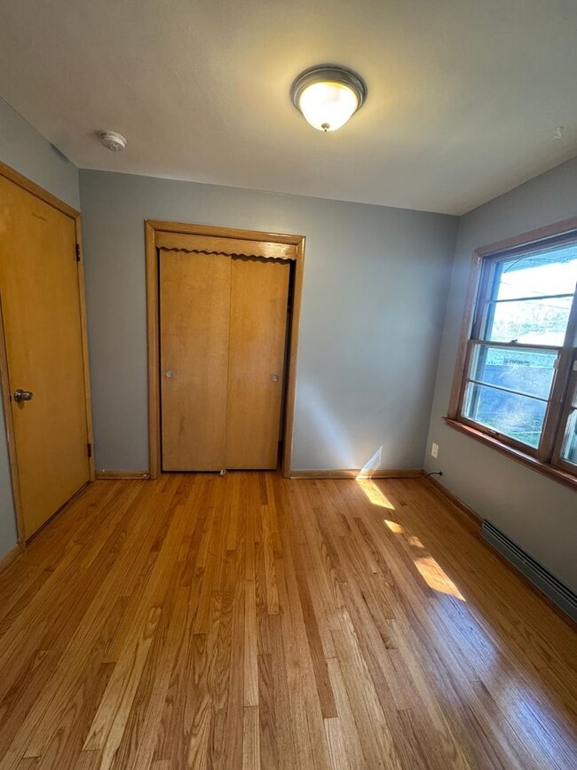 Building Photo - 3 bedroom, 2 bathrooms, 2 car garage-Ranch...