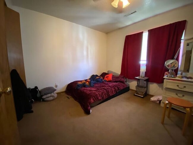 Building Photo - $995 | 2 Bedroom, 1 Bathroom Apartment | N...