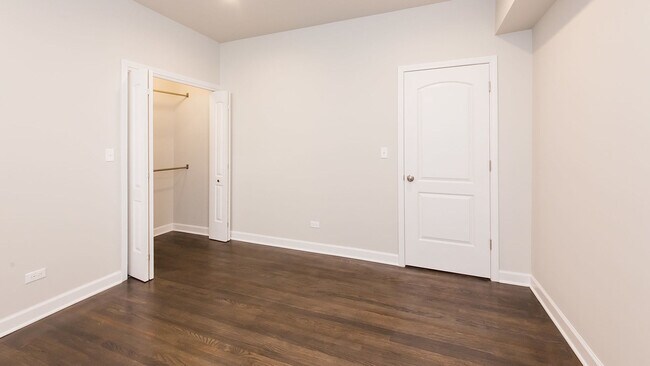 Building Photo - 6429 N Lakewood Ave