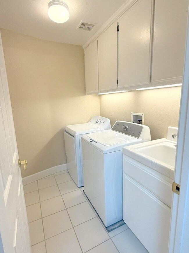 Building Photo - Former Model Home in Desirable Bridges Com...