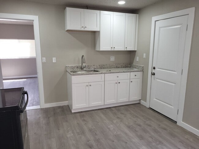 Building Photo - Mid-Century Home Ready for Move-In