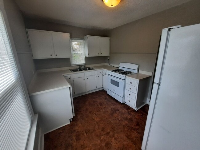 Building Photo - 2 bedroom, 1 bathroom home on large corner...