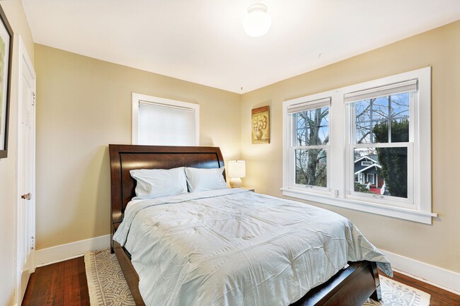 Building Photo - Ravenna Home