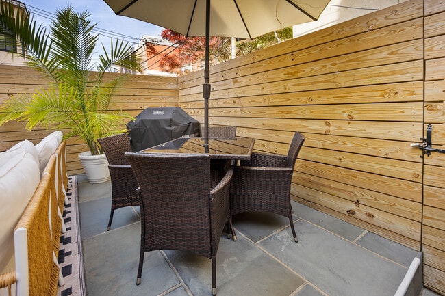 Building Photo - 2207 Lombard St