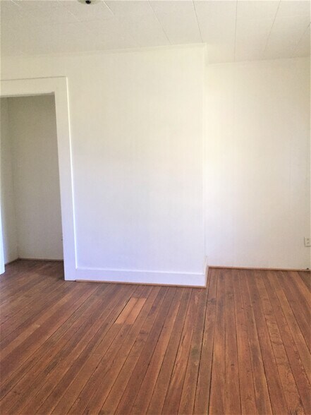 Building Photo - 24 Looper St