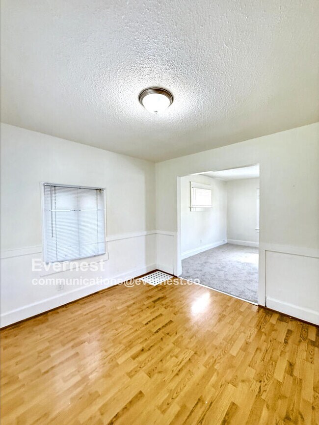 Building Photo - 1124 Vinal St