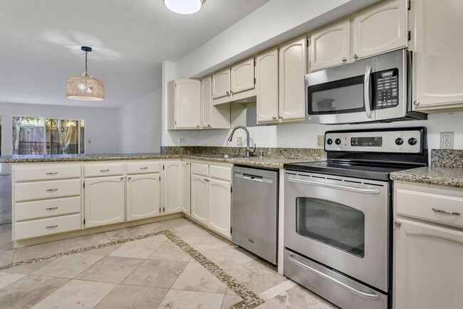 Building Photo - 2600 Torrey Pines Rd