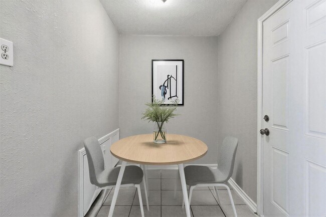 Building Photo - Spacious & Newly Updated! *HOUSING ACCEPTED/ SECTION 8 * — Apply Today!