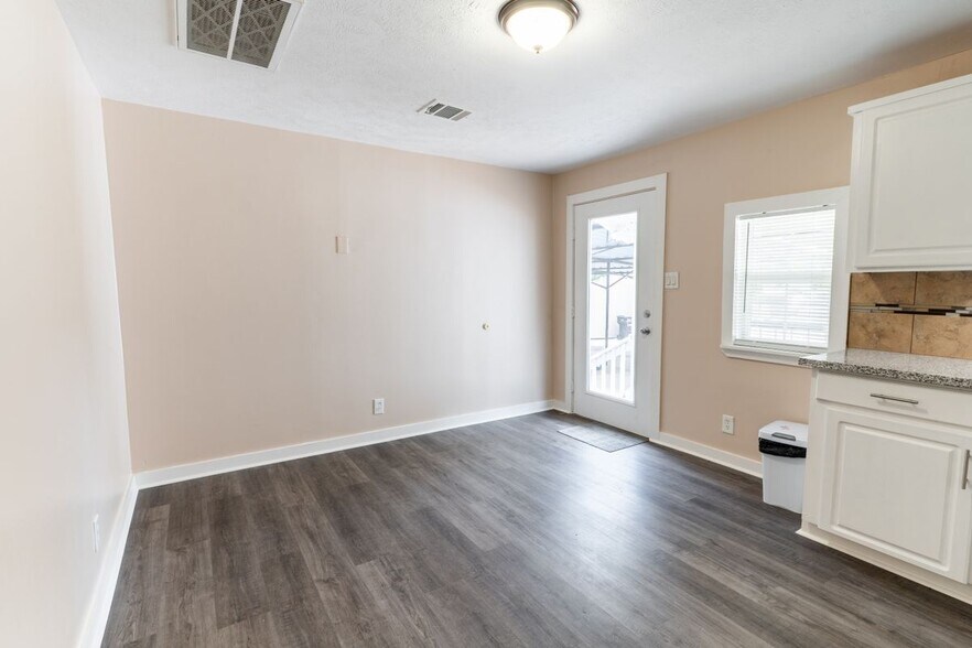 Building Photo - 305 N Live Oak St