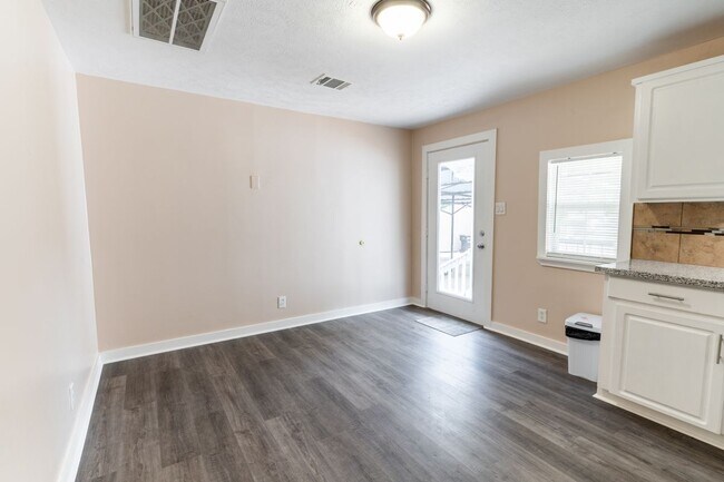 Building Photo - 305 N Live Oak St
