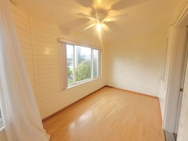 Building Photo - Bayview Townhouse Condo in Blaine with Gar...