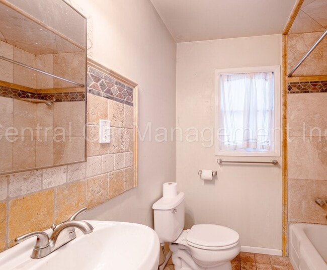 Building Photo - 3 Bedroom/1 Bath Home - $1995 Per Month!