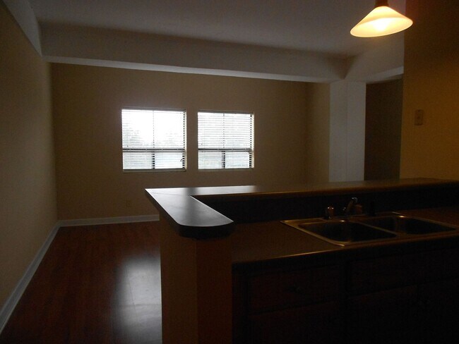 Building Photo - Cozy 2 Bedroom Apartment - Walk to UGA Campus!