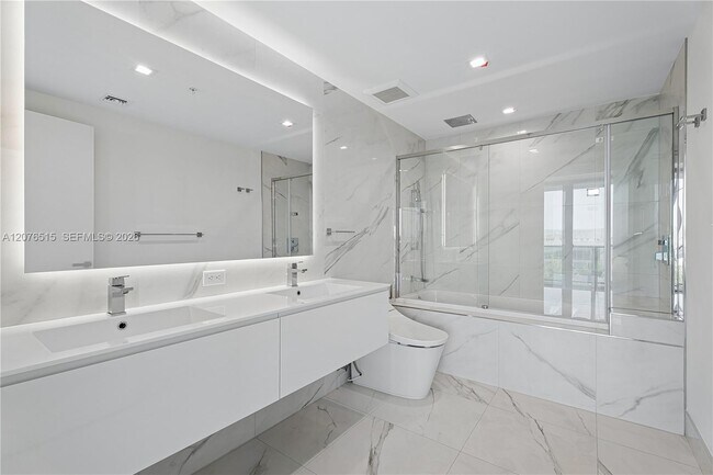 Building Photo - 1170 E Hallandale Beach Blvd