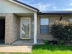 Building Photo - Charming 2-Bedroom Ranch in Peaceful Piqua...