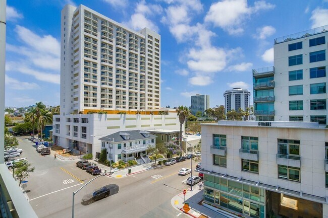 Building Photo - Modern 2 bed / 2 bath Condo in Little Ital...